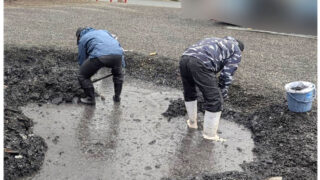 【仙台市太白区】神社のどんと祭で燃え残った灰撤去掃除のご依頼頂きました。施工中の様子。